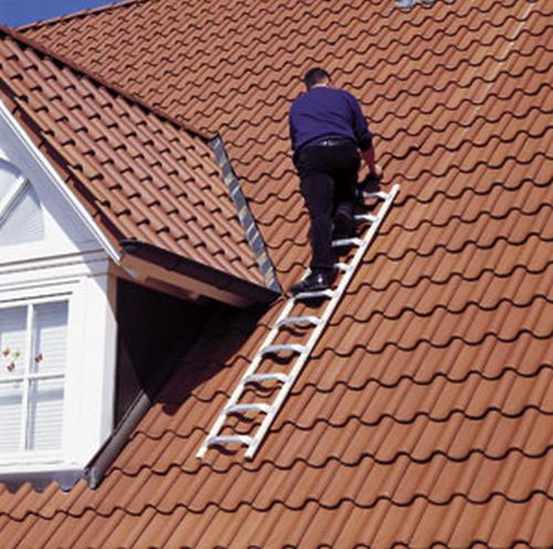 Holz/Alu-Dachdeckerauflegeleiter: Flexible und sichere Lösung für Dacharbeiten (HOLZ/ALU Typ 11102)