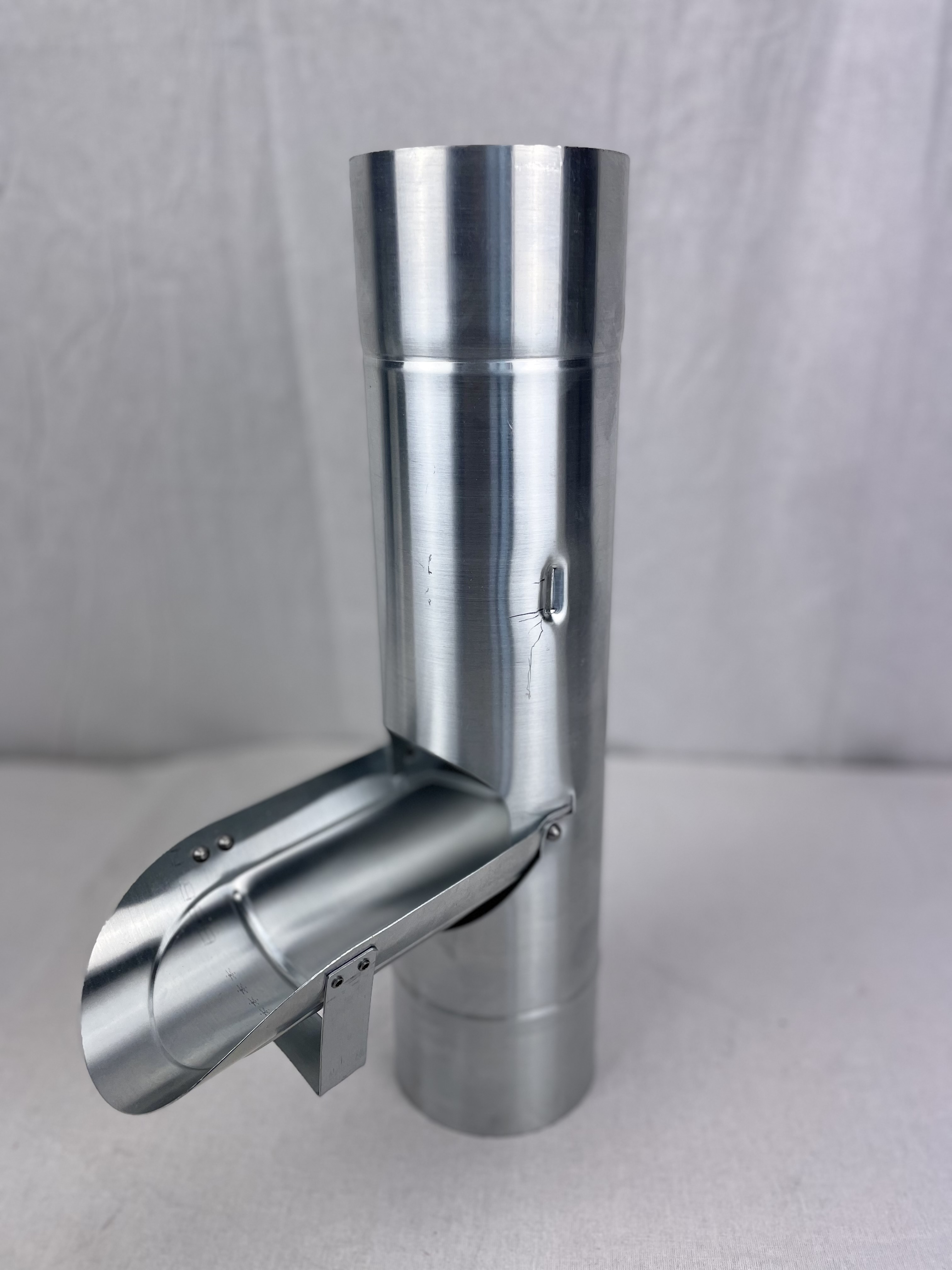 Regenwasserklappe aus Titanzink – Effiziente Lösung zum Auffangen von Regenwasser an Fallrohren