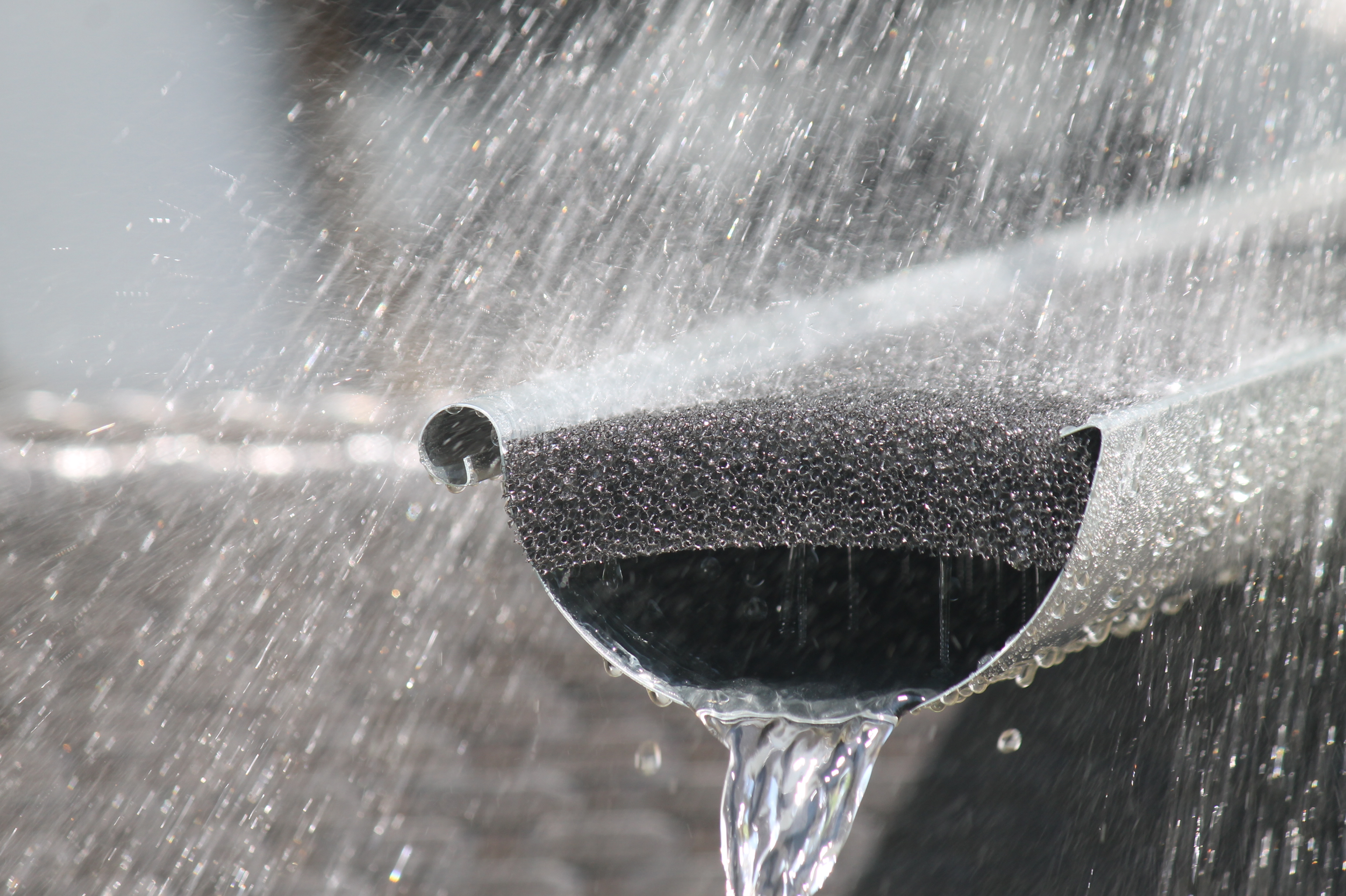 Rinnenschaum: Effektiver Schutz für Ihre Dachrinne vor Laub und Ablagerungen!